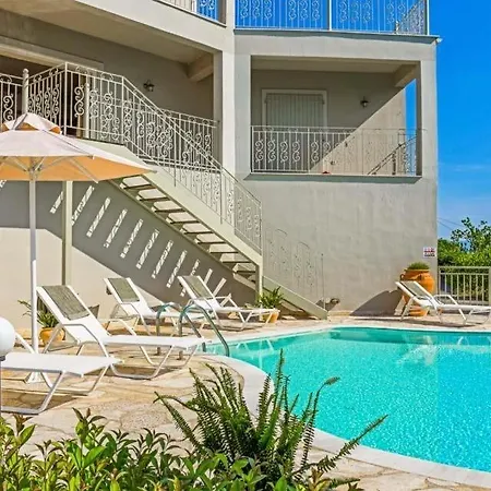 Sarakinatika Sleeps 6 Pool Air Con Wifi *