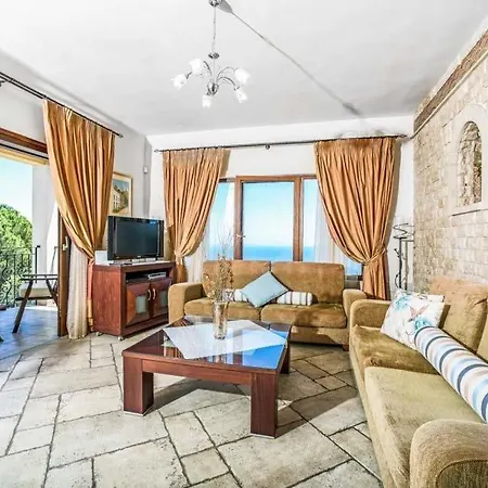 Sarakinatika Sleeps 6 Pool Air Con Wifi Viggla