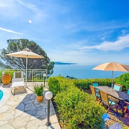Sarakinatika Sleeps 6 Pool Air Con Wifi *
