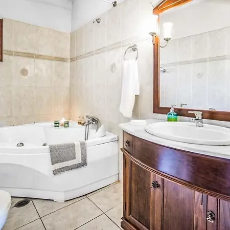 Sarakinatika Sleeps 6 Pool Air Con Wifi *