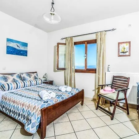 Sarakinatika Sleeps 6 Pool Air Con Wifi